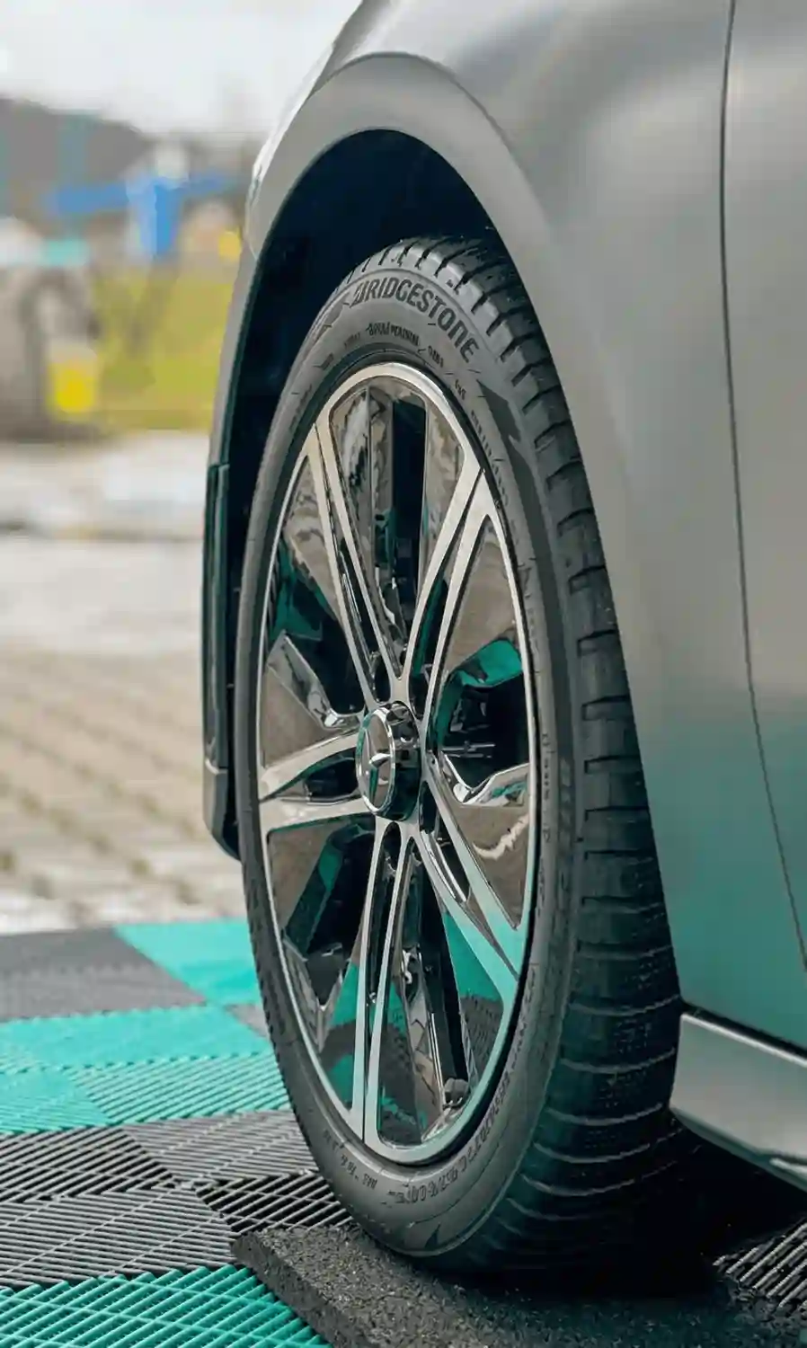 Simons Garage - Fahrzeugaufbereitung - Nahaufnahme einer hochglanzpolierten, spiegelnden Chromfelge und des Reifenprofils.