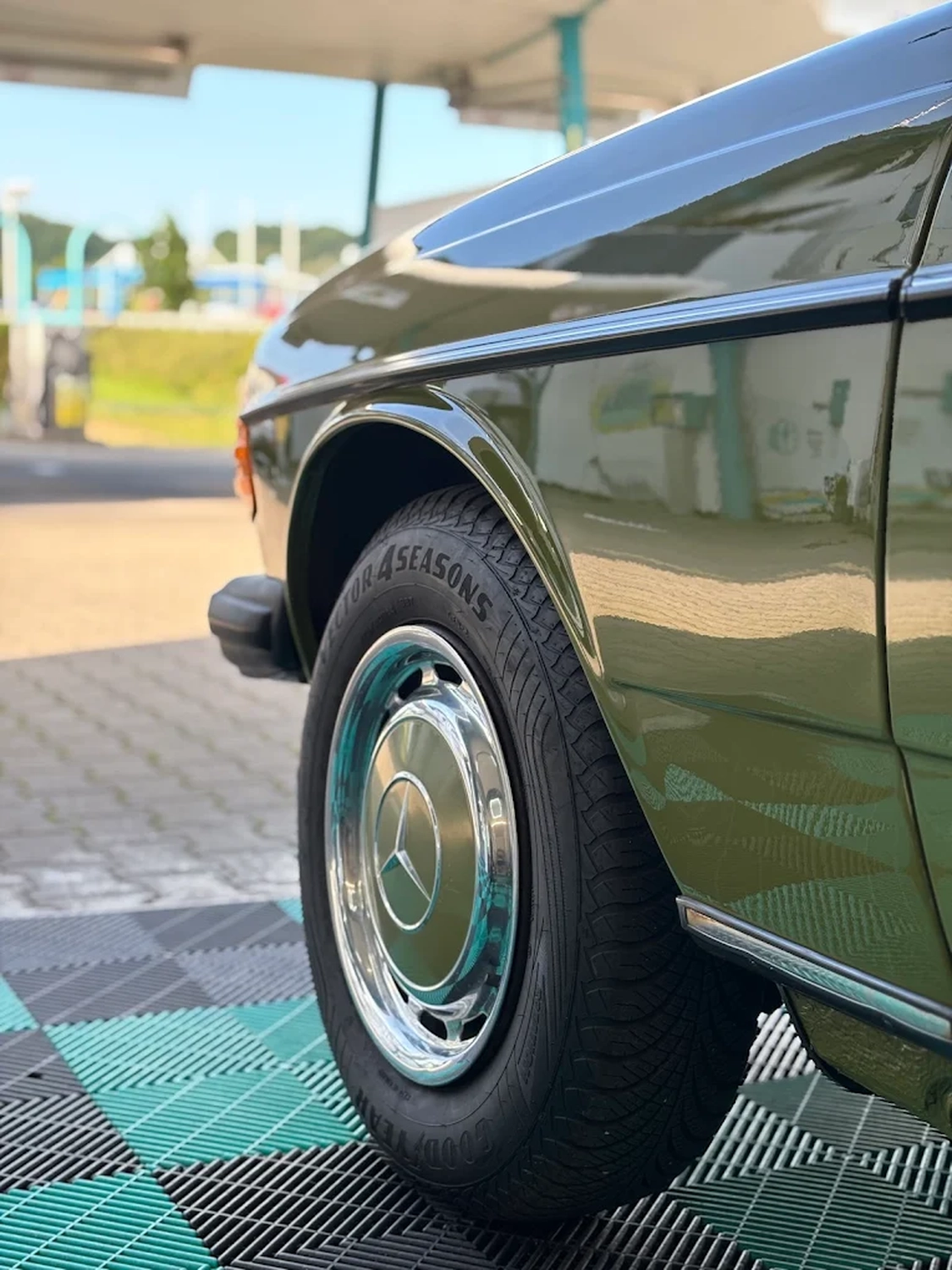 Simons Garage - Fahrzeugaufbereitung - Detailansicht eines Kotflügels und Reifens eines Oldtimers.